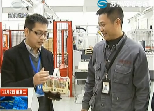 孫總（左一）企業輔導現場接受媒體采訪